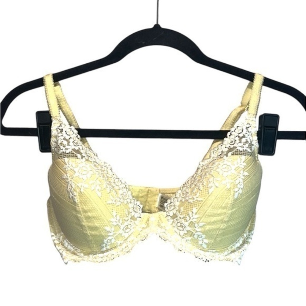 Wacoal Woman’s Yellow Embrace Lace Plunge Bra Convertible back Size 32D